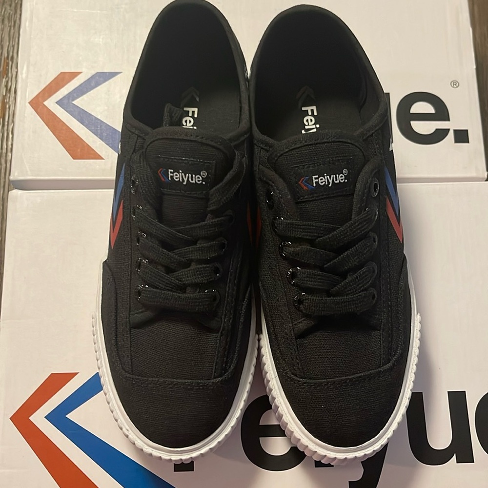 Womens size 6, Feiyue black platform canvas shoe, NIB